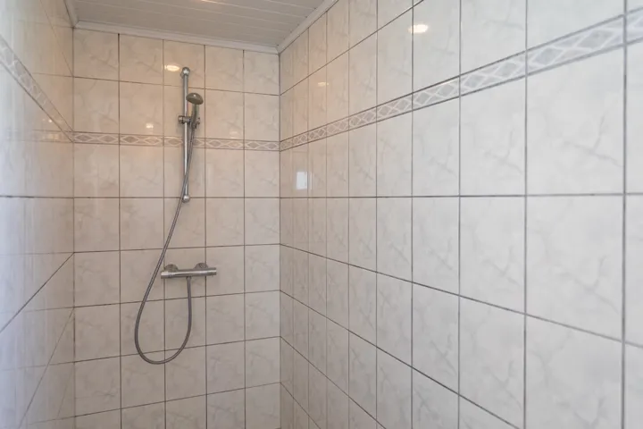 Betegelde douche met thermostaatkraan