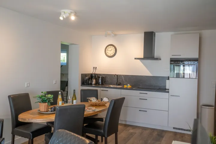 Open keuken met eethoek, afzuigkap en inbouwapparatuur