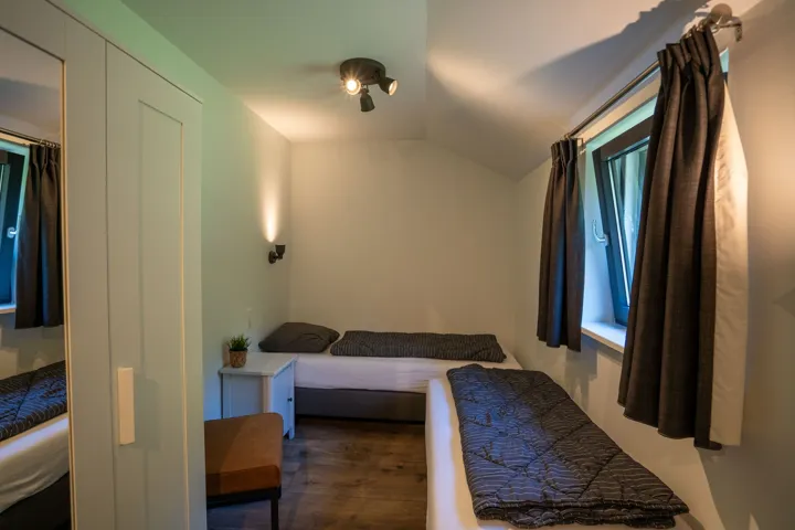 Slaapkamer met drie eenpersoonsbedden